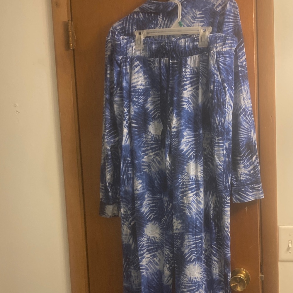Lands' End Blue and White Patterned pajama set - Picture 6 of 9
